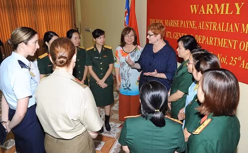 Bộ trưởng Quốc phòng Australia Marise Payne trao đổi với các nữ sĩ quan gìn giữ hòa bình trong tương lai của Việt Nam và các nữ học viên tiếng Anh của chương trình Hợp tác Quốc phòng Australia – Việt Nam