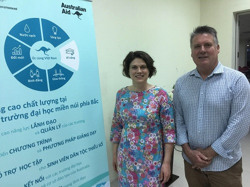 Chuyên gia Cara Ellickson (trái) và Glenn Davies Chuyên gia Cara Ellickson (trái) và Glenn Davies