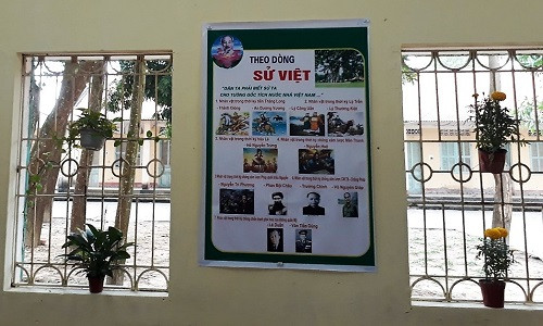 Tháng 11 tri ân thầy cô giáo càng thêm ý nghĩa khi bên cạnh không khí sôi nổi của Hội thi Nét đẹp thầy trò là những sáng tạo trong hoạt động Trang trí lớp học thân thiện. Tháng 11 tri ân thầy cô giáo càng thêm ý nghĩa khi bên cạnh không khí sôi nổi của Hội thi Nét đẹp thầy trò là những sáng tạo trong hoạt động Trang trí lớp học thân thiện.