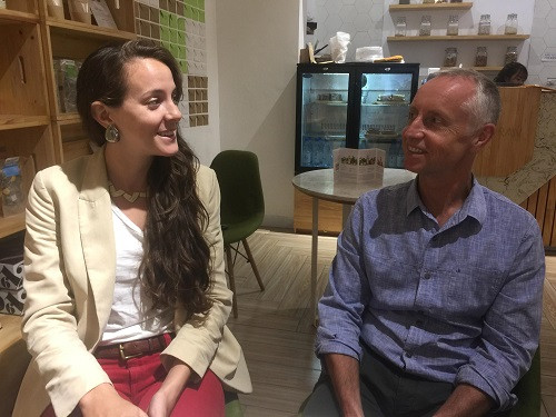 Thầy Gary Rogers và cô Caroline Rogers