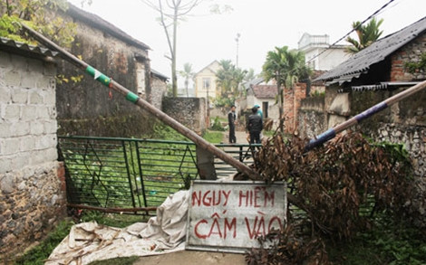 Chính quyền địa phương lập biển báo nguy hiểm sau vụ sụt lún ngày 2-4.