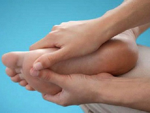 Phù chân, tay hoặc thậm chí là mặt thường được cho là một dấu hiệu của suy tim