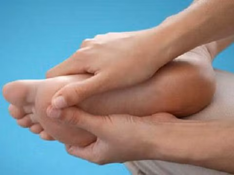 Phù chân, tay hoặc thậm chí là mặt thường được cho là một dấu hiệu của suy tim