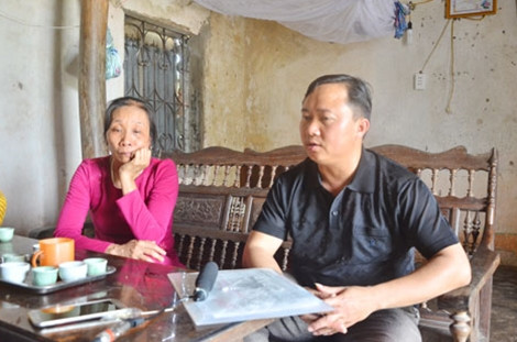 Chủ tịch UBND xã An Tiến, ông Trần Văn Hoành động viên gia đình thiệt hại.