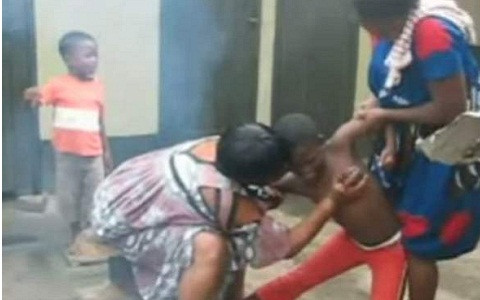 Hàng nghìn cô gái đã trở thành nạn nhân của hủ tục đáng sợ này đang diễn ra ở Anh. Hàng nghìn cô gái đã trở thành nạn nhân của hủ tục đáng sợ này đang diễn ra ở Anh.