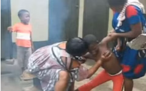 Hàng nghìn cô gái đã trở thành nạn nhân của hủ tục đáng sợ này đang diễn ra ở Anh.