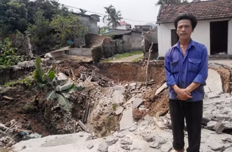 Sân nhà anh Bắc bị sụt lở hoàn toàn.