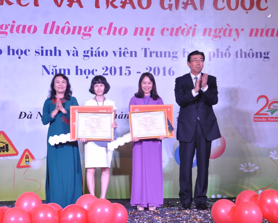 Thứ trưởng Nguyễn Thị Nghĩa và ông Minoru Kato trao giải cho các giáo viên