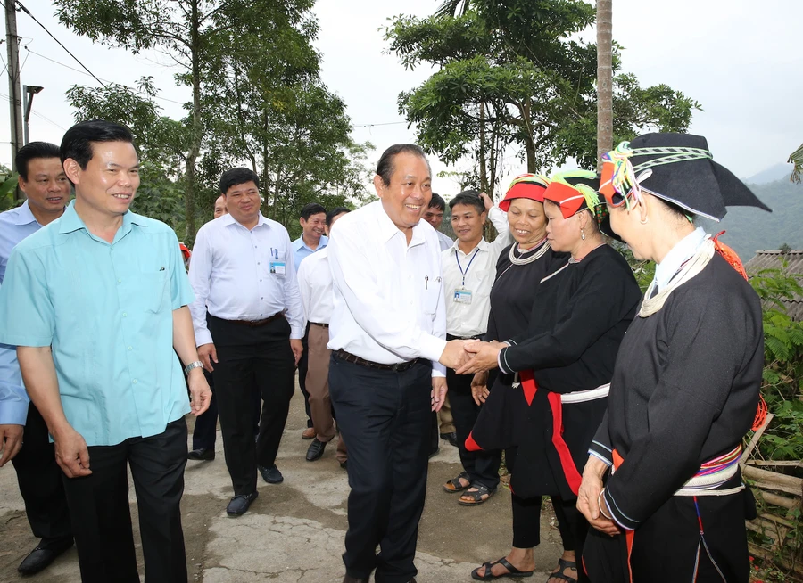 Phó Thủ tướng Trương Hòa Bình hỏi thăm bà con thôn Bản Bang, xã Đạo Đức, huyện Vị Xuyên, Hà Giang. Ảnh: VGP/Lê Sơn