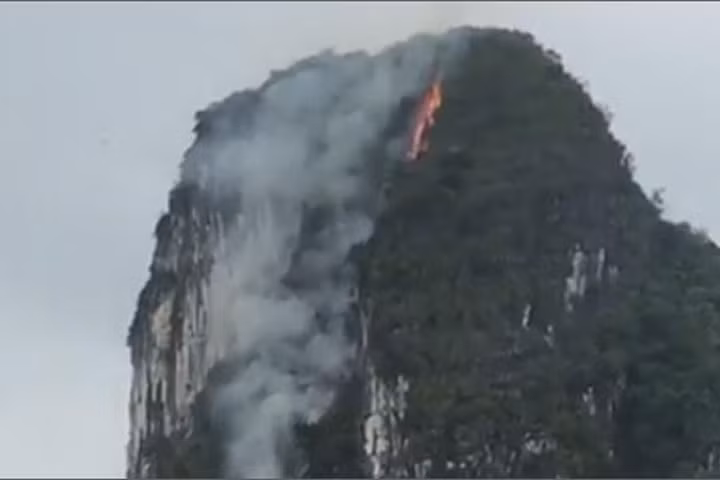 Núi đá trên Vịnh Hạ Long bất ngờ bốc cháy nghi ngút