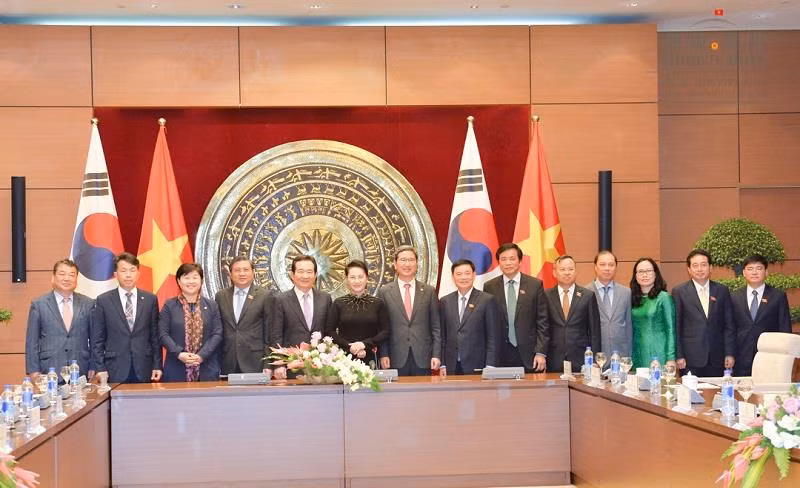 Đoàn đại biểu cấp cao Quốc hội nước ta với Đoàn đại biểu cấp cao Quốc hội Hàn Quốc. Ảnh: Quochoi.vn