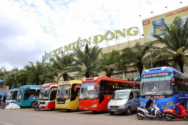 Lượng khách tăng cao trong các ngày nghỉ lễ vì rơi vào ngày cuối tuần và kéo dài đến 4 ngày. Có rất nhiều hành khách đã đặt vé trước cả tháng để có mức giá vé bình thường, thế nhưng bên cạnh đó vẫn rất đông hành khách mua vé sát ngày lễ. Ảnh: Internet.