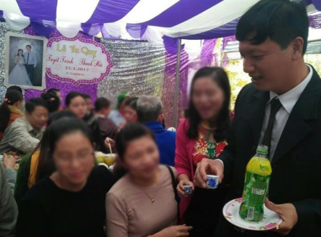 Đại úy CSGT xin ra khỏi ngành vì bị tố cáo cưới 2 vợ - Ảnh 1 Dai uy CSGT xin ra khoi nganh vi bi to cao cuoi 2 vo - Anh 1