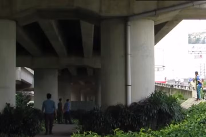Hoảng hốt khi thấy thi thể người phụ nữ treo lơ lửng dưới gầm cầu