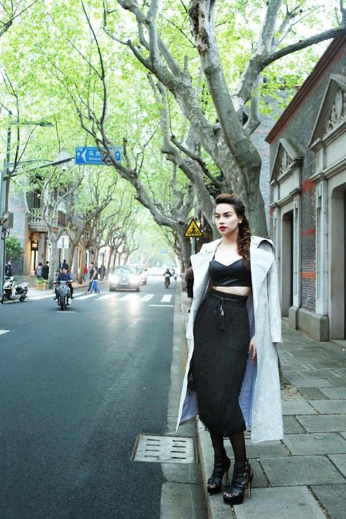 Hình ảnh cô sành điệu trên đường phố Thượng Hải với 2 tông màu cơ bản gây chú ý mạnh. Những set đồ đen-trắng gây thương nhớ của Hà Hồ