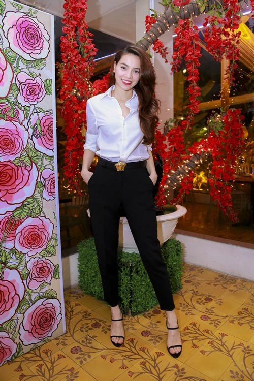 Ngay cả với quần âu, sơ mi trắng thì người đẹp cũng toát lên phong cách hết sức gợi cảm. Những set đồ đen-trắng gây thương nhớ của Hà Hồ