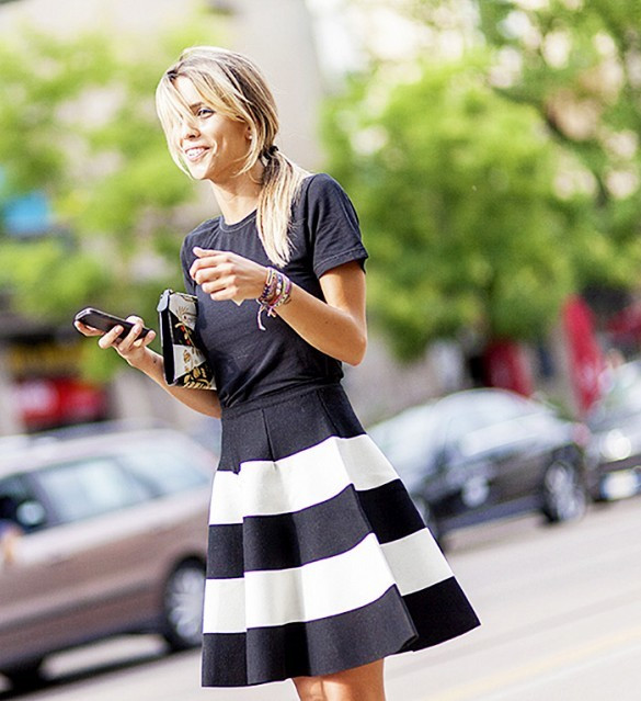 Hay đơn giản hơn là các mẫu váy xòe kẻ ngang. Những set đồ đen-trắng gây thương nhớ của Hà Hồ