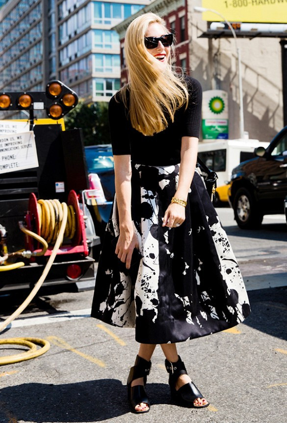 Cô nàng nữ tính hẳn không thể bỏ qua các kiểu váy hoa họa tiết đen trắng. Những set đồ đen-trắng gây thương nhớ của Hà Hồ