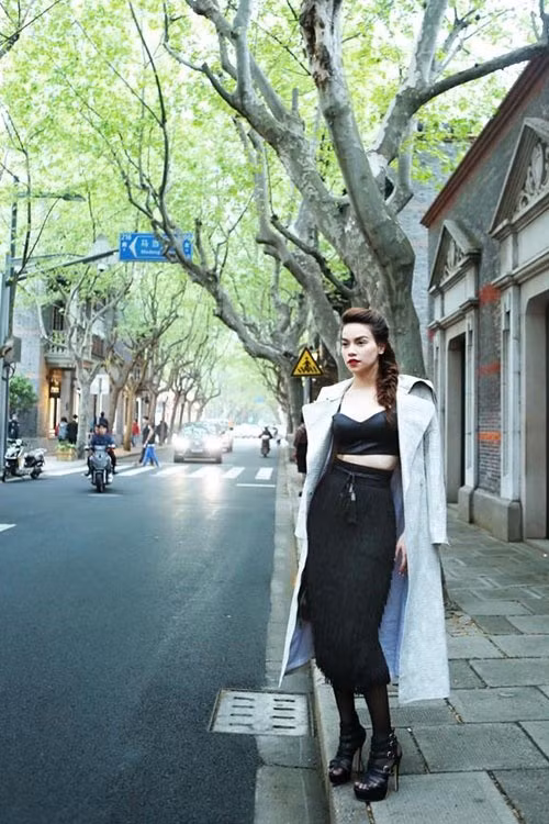 Những set đồ đen-trắng gây thương nhớ của Hà Hồ