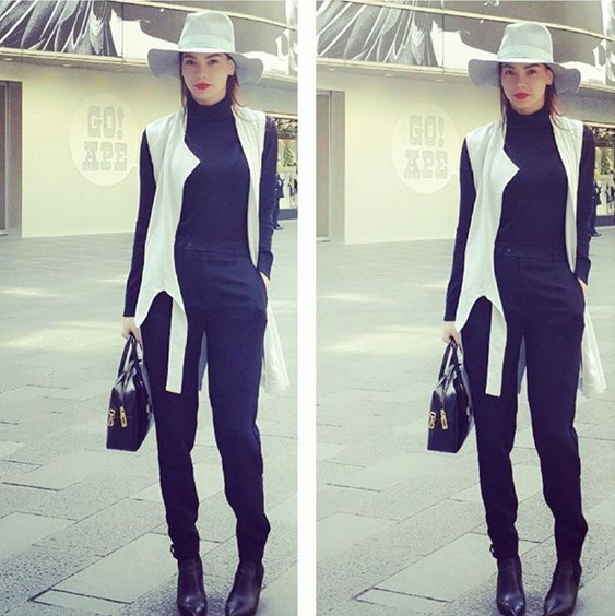 Năm vừa qua không chỉ là một năm thành công trong lĩnh vực ca nhạc với Hà Hồ mà còn là năm cô liên tiếp ghi điểm bởi phong cách thời trang mạnh mẽ, ấn tượng. Đặc biệt, thời trang đường phố với cách phối màu đen trắng đầy thu hút của cô đã nhanh chóng trở thành trào lưu được giới trẻ lựa chọn. Những set đồ đen-trắng gây thương nhớ của Hà Hồ