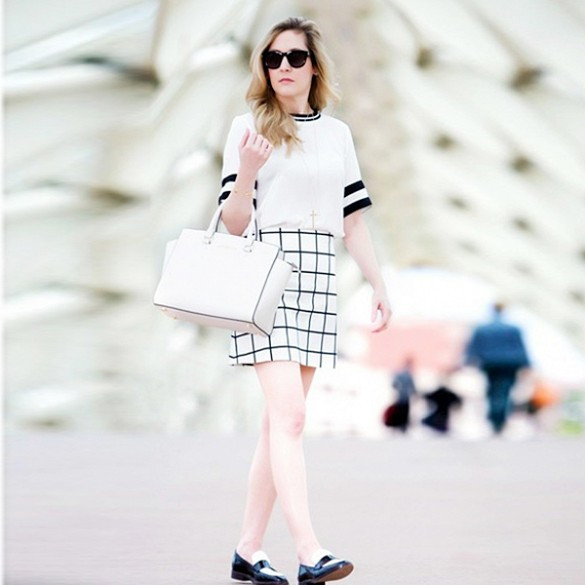 Bên cạnh kẻ ngang thì họa tiết ô cửa sổ với hai tông màu cơ bản này cũng đặc biệt được ưa thích. Những set đồ đen-trắng gây thương nhớ của Hà Hồ