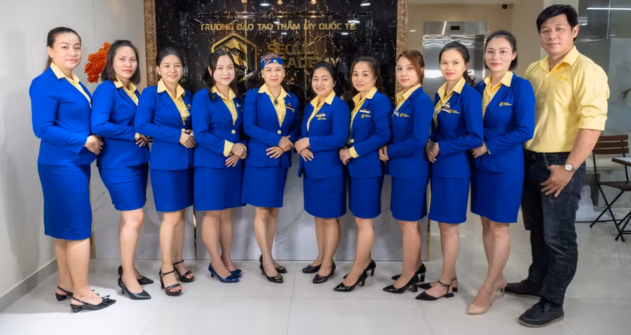 Giảng viên Seoul Academy trực tiếp giảng giải, hỗ trợ kiến thức cho từng học viên.