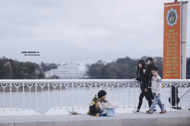 Ánh mắt thẫn thờ của cậu bé bán hàng rong ngày 1/6 gây ám ảnh - Ảnh 3.