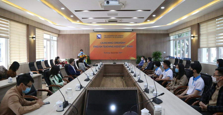 Sinh viên tham gia trợ giảng môn tiếng Anh của Trường ĐH Kinh tế, ĐH Đà Nẵng được hướng dẫn trước khi nhận nhiệm vụ. Sinh viên tham gia trợ giảng môn tiếng Anh của Trường ĐH Kinh tế, ĐH Đà Nẵng được hướng dẫn trước khi nhận nhiệm vụ.