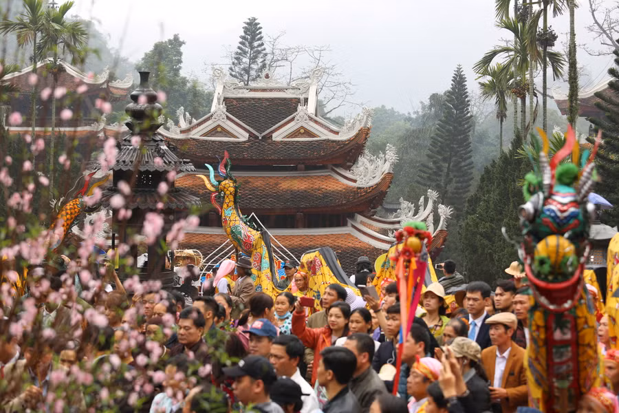 Lễ hội chùa Hương (huyện Mỹ Đức, TP Hà Nội).