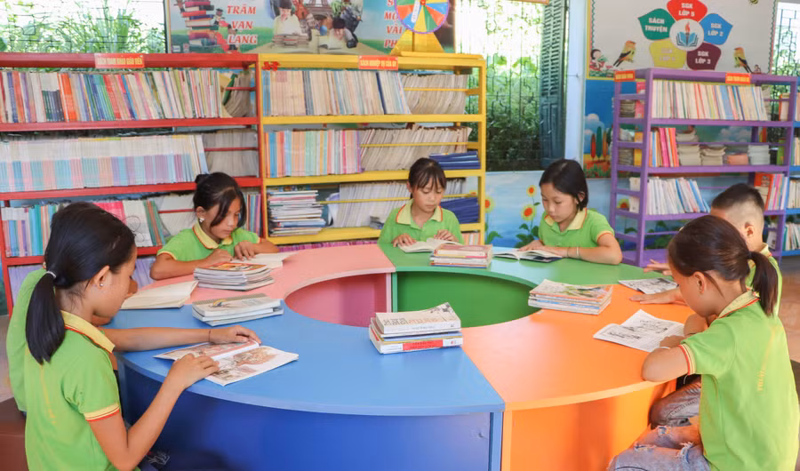 Học sinh Trường PTDTBT Tiểu học Kim Đồng (huyện Tủa Chùa) đọc sách tại phòng thư viện.