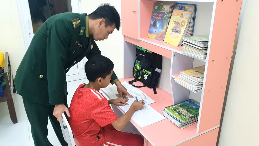 Góc học tập được Báo GD&amp;TĐ trao tặng em Hồ Văn Hoàng "Con nuôi đồn Biên phòng" Đồn Biên Phòng Hướng Lập.