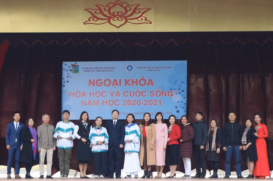 Ban tổ chức trao giải cho các đội thi