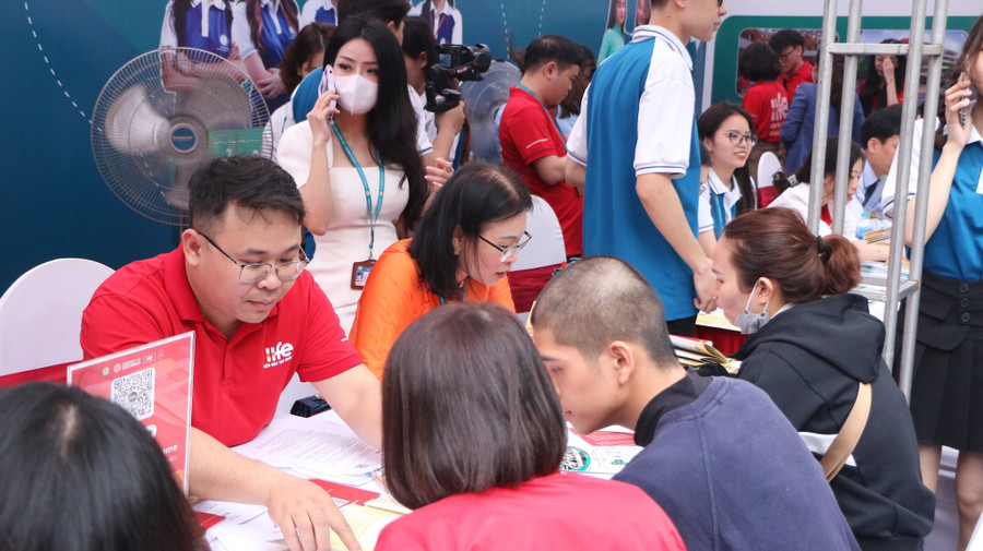 Thí sinh tìm hiểu ngành nghề đào tạo của Viện Đào tạo quốc tế (Học viện Tài chính) tại ngày hội tư vấn tuyển sinh, hướng nghiệp năm 2023. Ảnh: Đình Tuệ