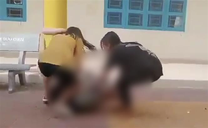 Hình ảnh cắt từ clip vụ việc 4 nữ sinh lớp 8 đánh 1 nữ sinh khác tại thị xã Đông Hòa, Phú Yên. Ảnh TTXVN