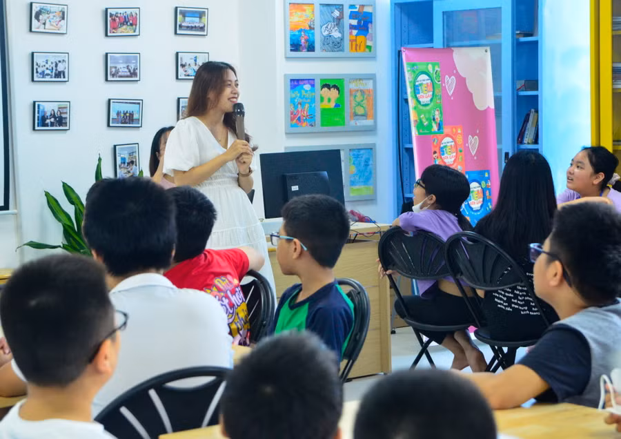 Học sinh Trường THCS Cầu Giấy (quận Cầu Giấy, Hà Nội) với tiết học thư viện. Ảnh: Vân Anh