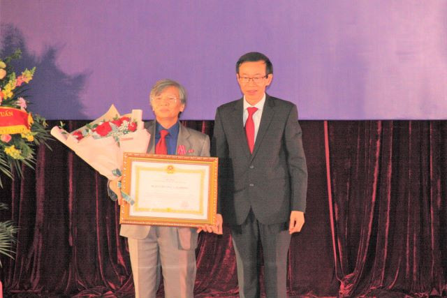 GS Nguyễn Văn Minh trao Huân chương Lao động hạng Ba cho GS.TS.NGƯT Vũ Anh Tuấn. GS Nguyễn Văn Minh trao Huân chương Lao động hạng Ba cho GS.TS.NGƯT Vũ Anh Tuấn.