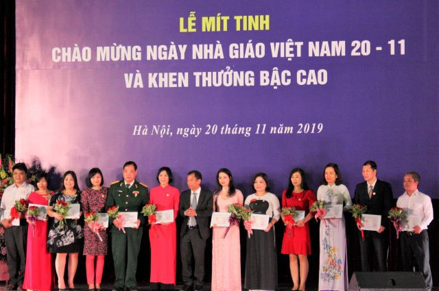 Các cán bộ giảng viên Trường ĐHSP Hà Nội được nhận Kỷ niệm chương "Vì sự nghiệp giáo dục". Các cán bộ giảng viên Trường ĐHSP Hà Nội được nhận Kỷ niệm chương "Vì sự nghiệp giáo dục".