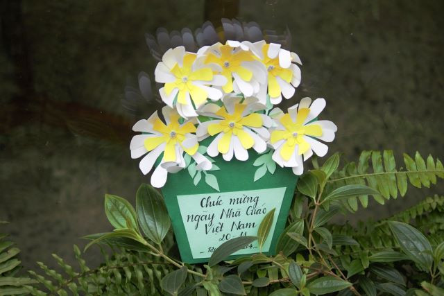 Tấm thiệp đáng yêu này kèm lời tri ân xúc động: “Ẩn trong bông cúc họa mi/ là niềm yêu kính khắc ghi tận cùng”