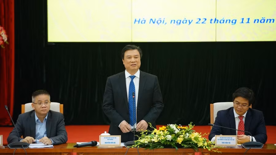 Thứ trưởng Bộ GD&ĐT Nguyễn Hữu Độ chủ trì họp báo.