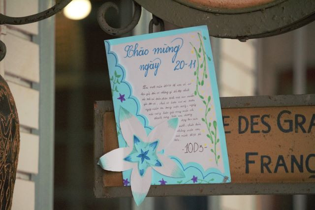 Tấm thiệp dễ thương này là món quà lớp 10D5 tặng thầy cô với lời chúc: Lại một mùa 20/11 để em có cơ hội gửi đến cô những gì tốt đẹp nhất với tất cả tấm chân tình mà con muốn gửi đến cô. Chúc cô luôn vui vẻ, tràn ngập niềm tin trong cuộc sống, ngày nào cũng luôn gặp may mắn và thành công trên con đường dạy học của mình, chăm bón những mầm non của mình thật tốt tươi.