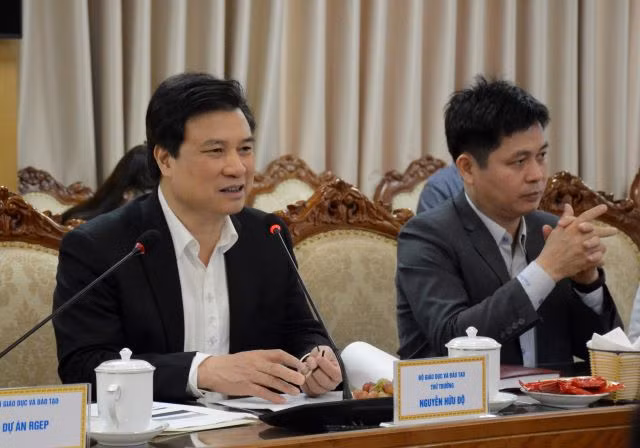 Thứ trưởng Bộ GD&ĐT Nguyễn Hữu Độ phát biểu tại phiên họp.