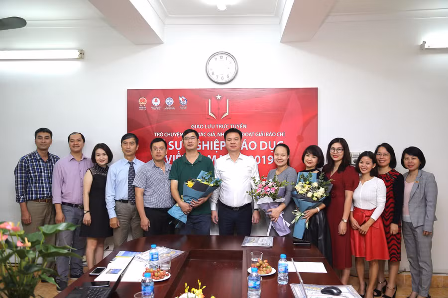 Đồng chí Tổng biên tập Báo GD&TĐ Triệu Ngọc Lâm (áo trắng) và phóng viên, biên tập viên có mặt tại buổi giao lưu đã dành tặng những bó hoa tươi thắm cho các tác giả đạt giải báo chí "Vì sự nghiệp giáo dục Việt Nam" 