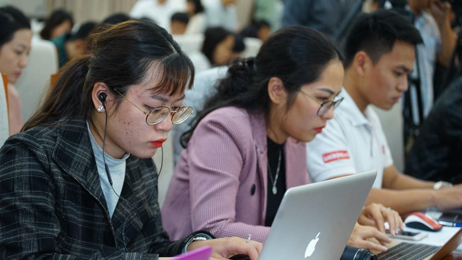 Phóng viên nhiều báo đài dự họp báo Phóng viên nhiều báo đài dự họp báo