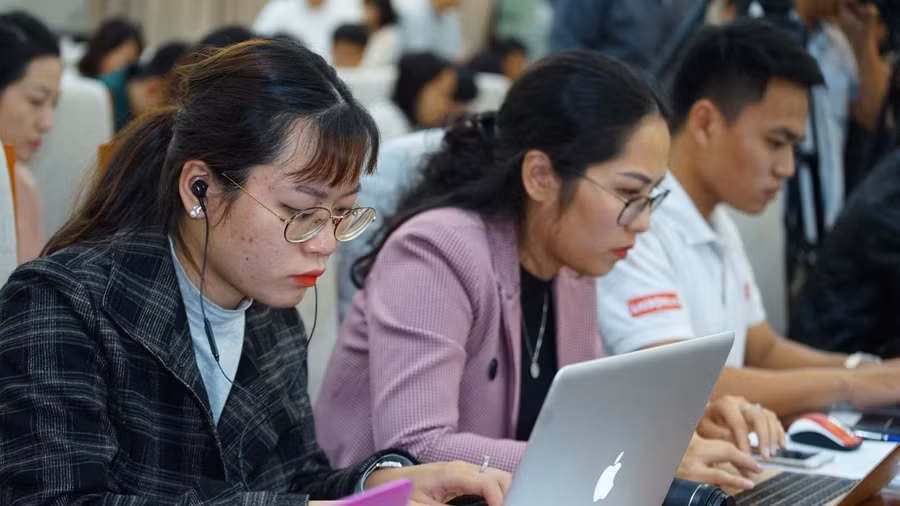 Phóng viên nhiều báo đài dự họp báo