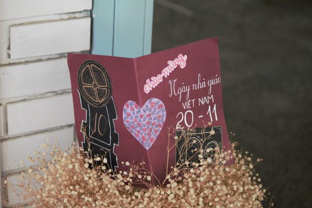 Sau tấm thiệp này là lời chúc: Nhân ngày nhà giáo Việt Nam 20/11, tập thể 10D5 chúng em kính chúc các thầy cô THCS-THPT Nguyễn Tất Thành luôn mạnh khỏe, tươi trẻ, hạnh phúc. Chúc thầy cô luôn thành công trong sự nghiệp trồng người. Cảm ơn thầy cô đã luôn tận tụy dìu dắt chúng em nên người.