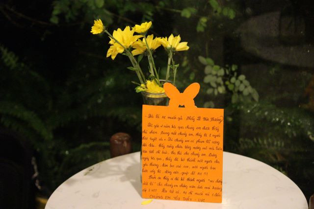 Tấm thiệp này được gửi tới thầy Lê Văn Cường với lời chúc vô cùng đáng yêu: Đã gần 2 năm trôi qua, chúng em được thầy chủ nhiệm. Trong mắt chúng em, thầy là một người tuyệt vời. Dù chúng ta có phạm lỗi nặng đến đâu, thầy cũng chưa từng mắng mỏ mà luôn tận tình chỉ bảo, tha thứ cho chúng em. Từng ngày trôi qua, thầy đã trở thành một người cha yêu thương, đùm bọc các con, một người bạn luôn ủng hộ, động viên, giúp đỡ A1! Cảm ơn thầy vì đã trở thành người “soi đường, dẫn lối” cho chúng em những năm dưới mái trường Nguyễn Tất Thành. Hơn tất cả, A1 chỉ muốn nói 1 điều: Chúng em yêu thầy!