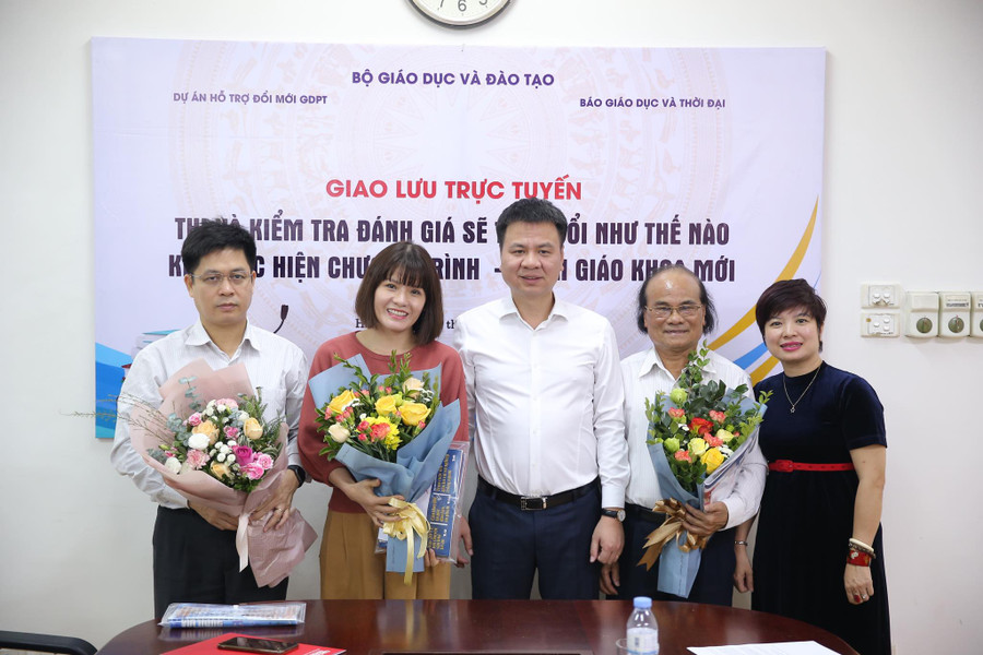 TBT Báo GD&TĐ Triệu Ngọc Lâm (giữa), Phó TBT Dương Thanh Hương (bìa phải) tặng hoa 3 vị khách mời tại buổi giao lưu. TBT Báo GD&TĐ Triệu Ngọc Lâm (giữa), Phó TBT Dương Thanh Hương (bìa phải) tặng hoa 3 vị khách mời tại buổi giao lưu.