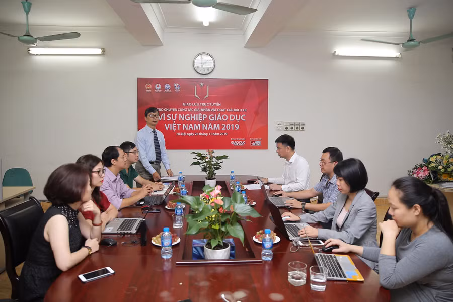 Toàn cảnh buổi giao lưu trực tuyến tác giả và nhân vật trong tác phẩm đoạt giải báo chí toàn quốc “Vì sự nghiệp giáo dục Việt Nam” năm 2019. Toàn cảnh buổi giao lưu trực tuyến tác giả và nhân vật trong tác phẩm đoạt giải báo chí toàn quốc “Vì sự nghiệp giáo dục Việt Nam” năm 2019.