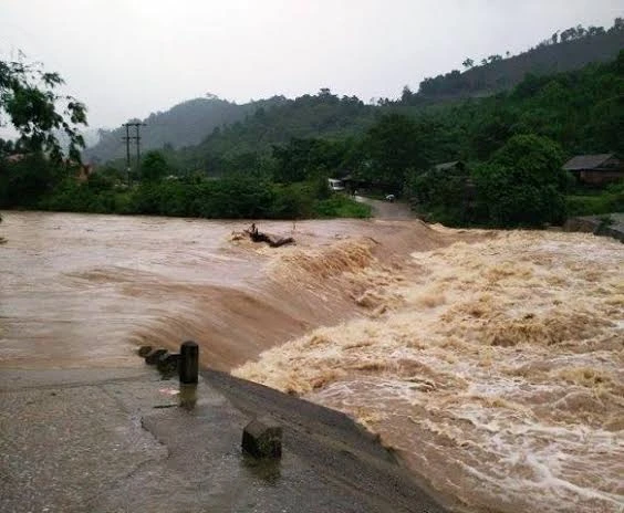 Nước lớn đổ về làm cản trở việc đi lại qua ngầm tràn Bươm bướm (xã Hóa Sơn, Minh Hóa, Quảng Bình)