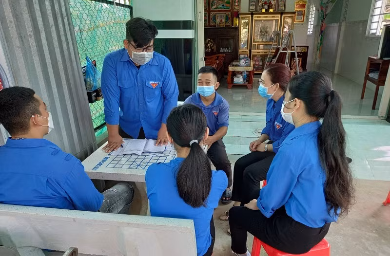 Anh Nguyễn Ngọc Thưởng (đeo kính) sinh hoạt câu lạc bộ thanh niên khuyết tật. Ảnh: NVCC